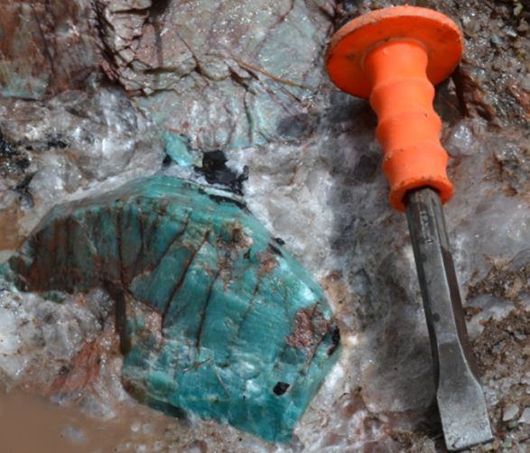 At one location the feldspar is amazonite and one 6-8” clot required some heavy digging.  The surrounding quartz did not yield its treasure easily, The chisels and the chisellers got a workout, but eventually this little piece of Canada did go back to the US.