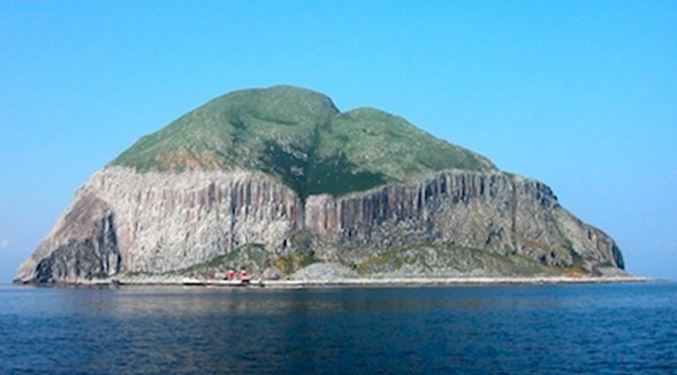 Alisa Craig is volcanic plug where erosion has removed the overlying volcanic rock and the less resistant sedimantary rock that flanked the granitic core.
